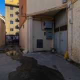 L�edificio � molto grande, pi� di quanto appaia dall�esterno: di fatto la sua parte posteriore si estende per tutta la via. Per entrarvi infatti dobbiamo tornare all�inizio della strada, l� dove un portone in ferro...